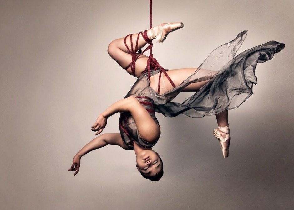 Подвешенные девушки на веревках