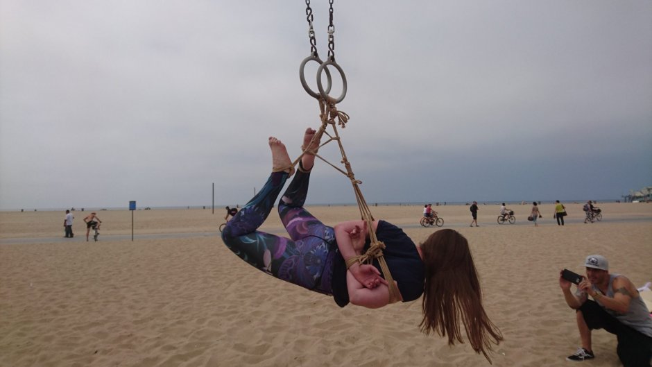 Красивые девушки на виселице