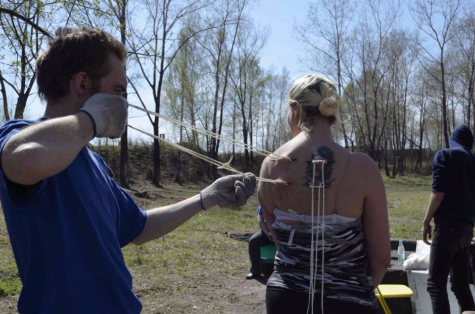 Подвешивание за кожу на крюках