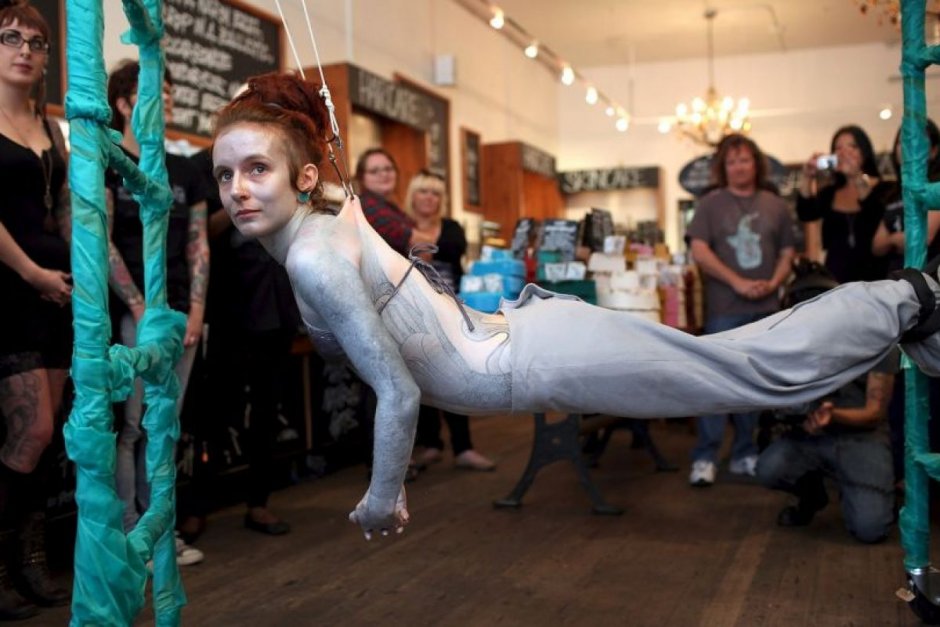 Девушку подвесили вверх ногами