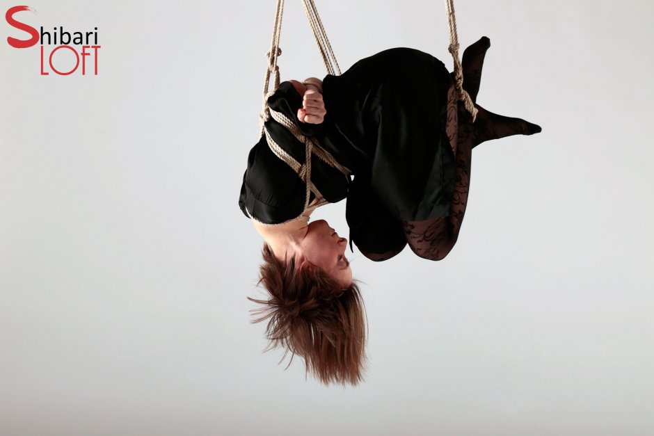 Девушку подвесили за ноги