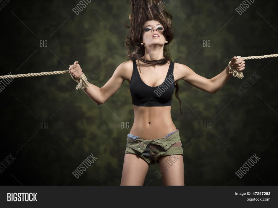 Связанная девушка веревкой