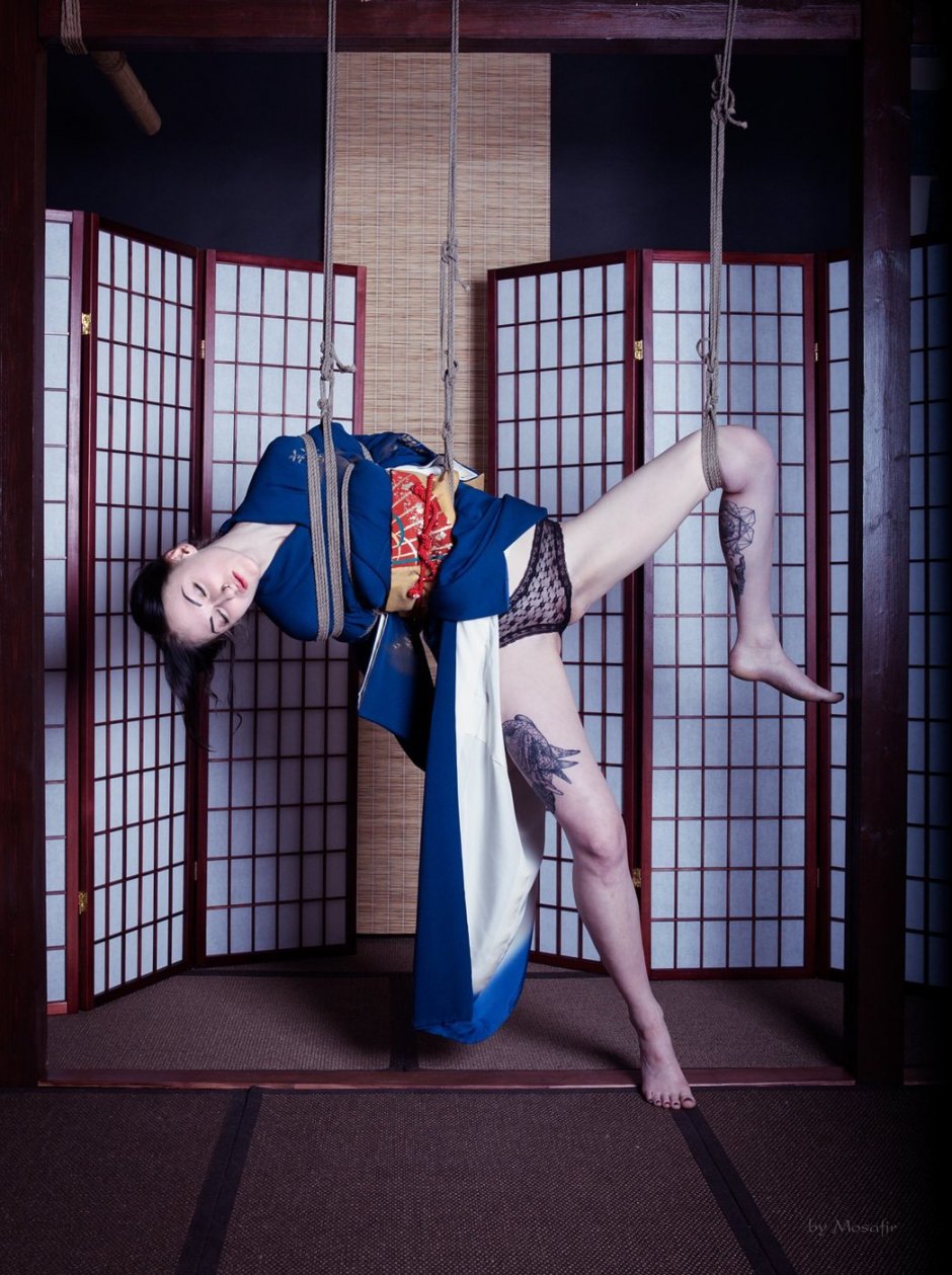 Девушка прикованная наручниками