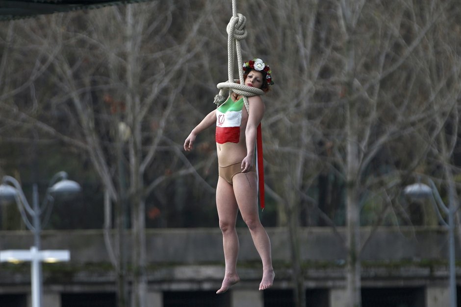 Истязание женщин рисунки