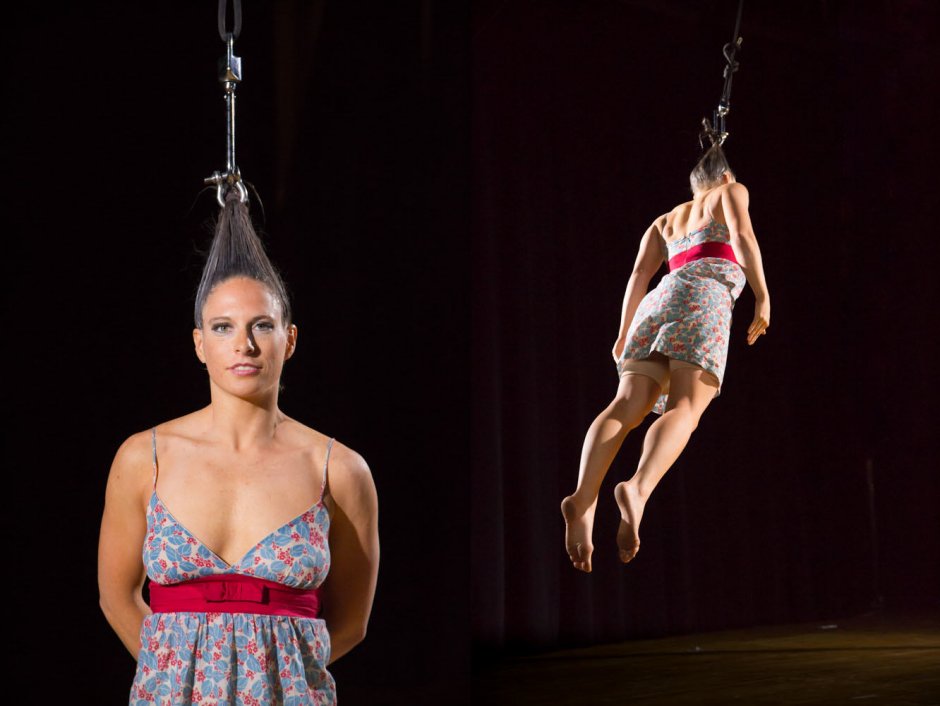 Стриптизерша подвешенная на крюках