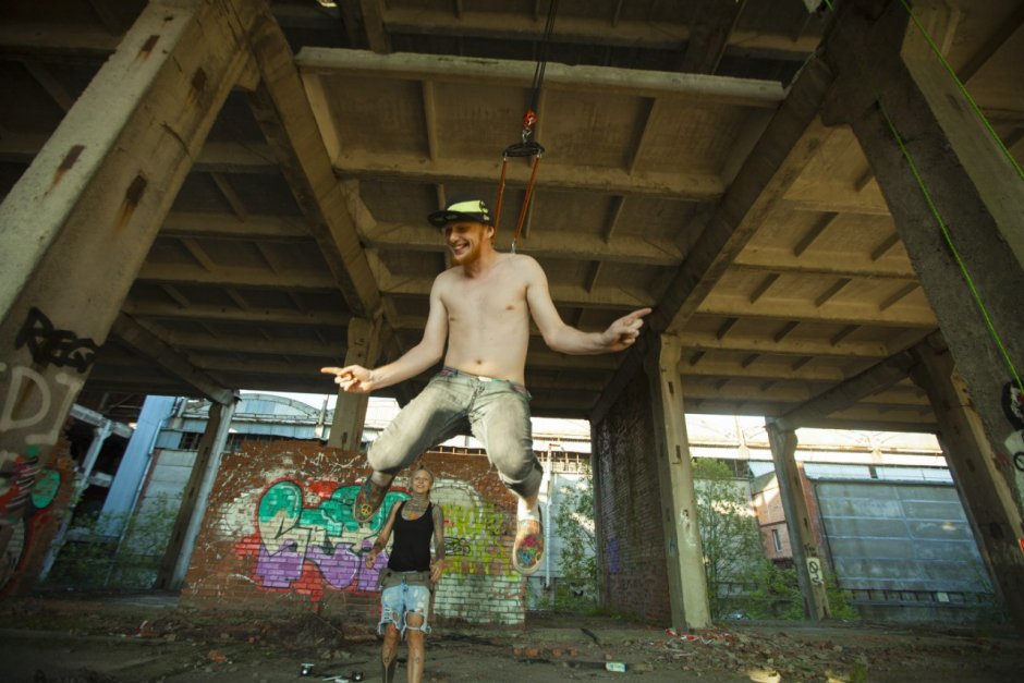 Девушка прикованная цепями