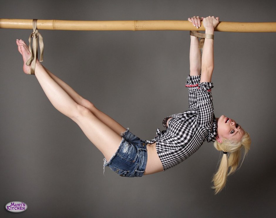 Девушка подвешена за руки