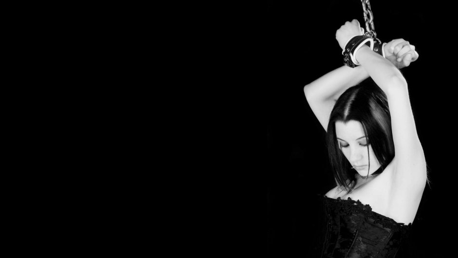 Девушки закованные в цепи