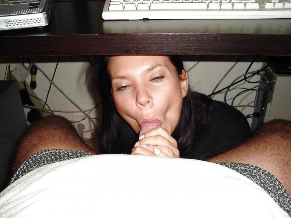 Глубокий минет под столом