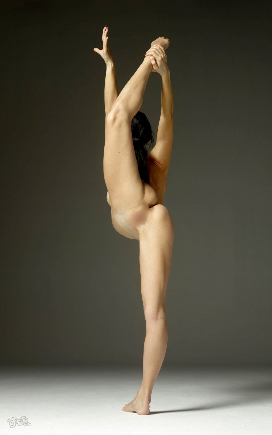 Голые девушки в гимнастических позах