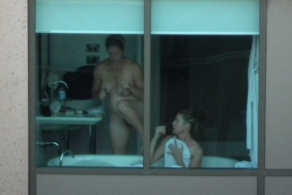 Голые женщины в окне подсмотрено