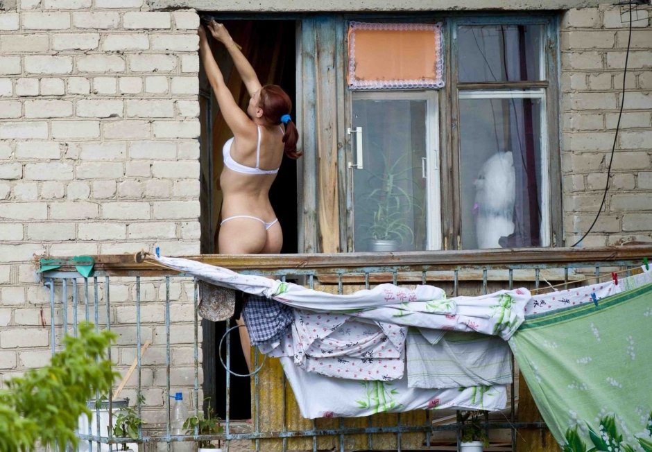 девушки голые в окне дома напротив
