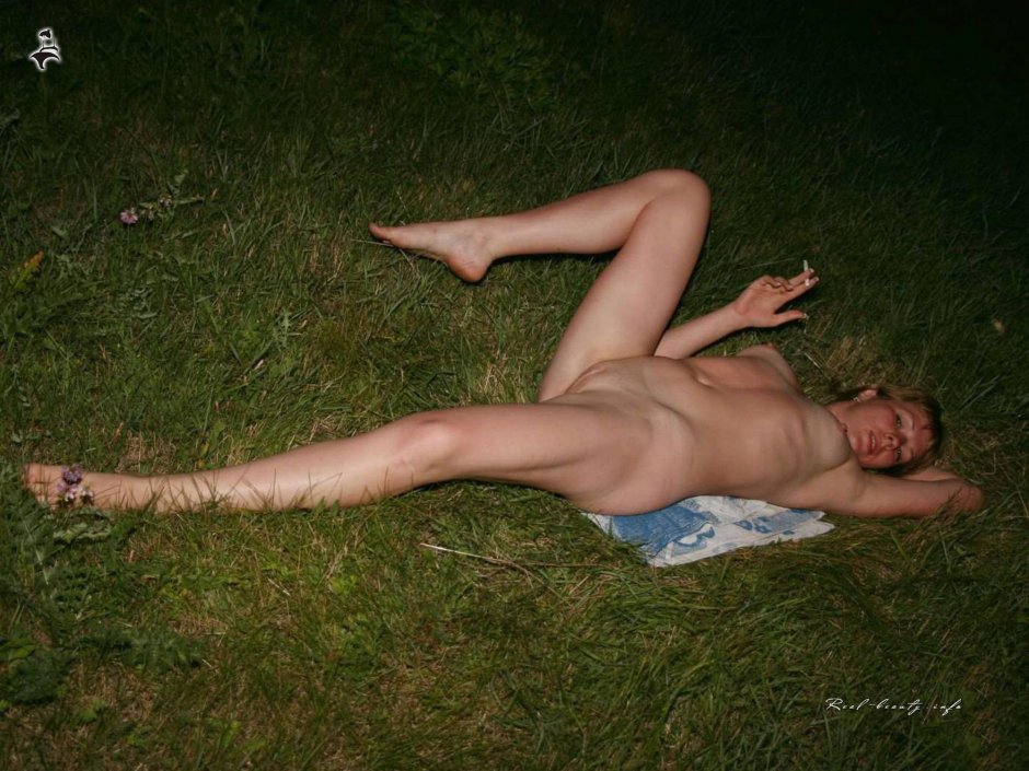 Пьяные голые женщины на природе