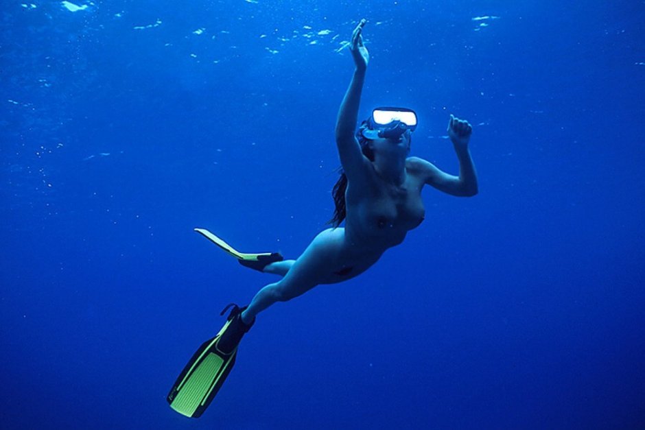 Девушка плавает под водой