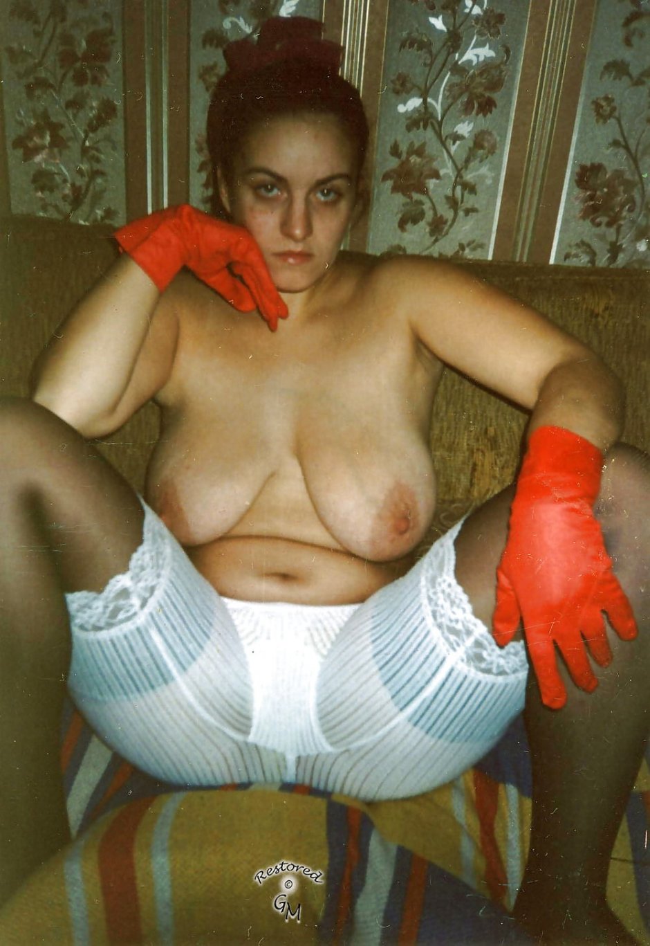 Голые женщины в панталонах