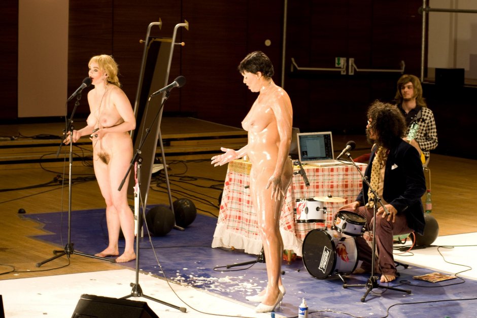 голые на театральной сцене фото