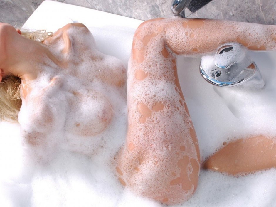 Голое тело девочки в пене