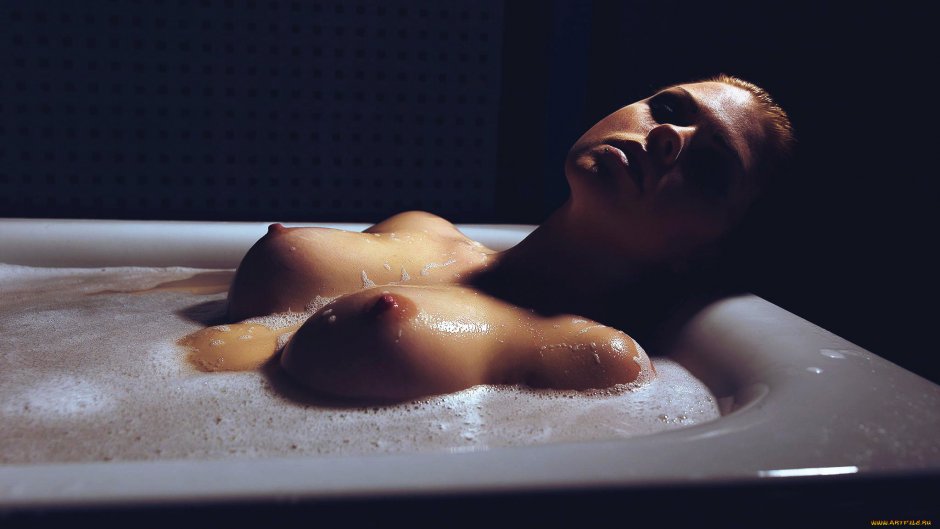 Обнаженная девушка в ванной