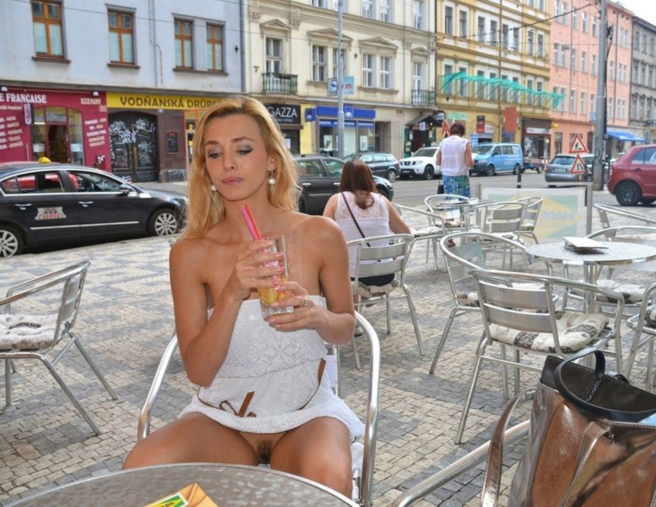 Девушки без трусов в кафе