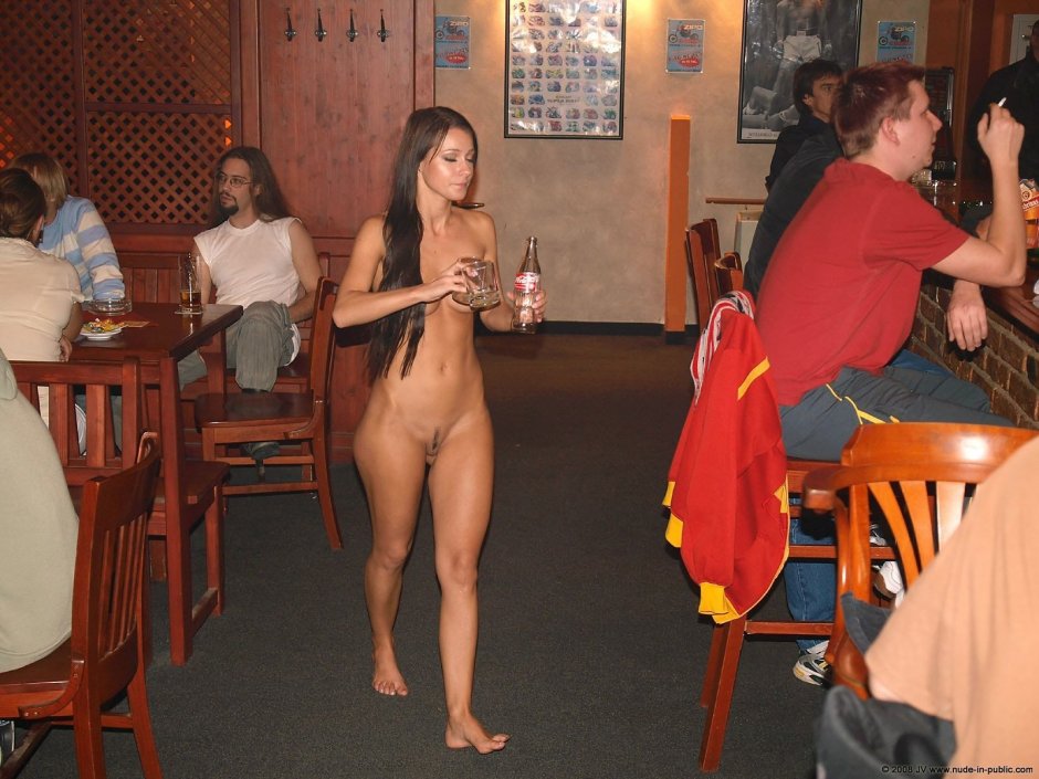 Горячая киска голой официантки на барной стойке  (15 фото эротики)