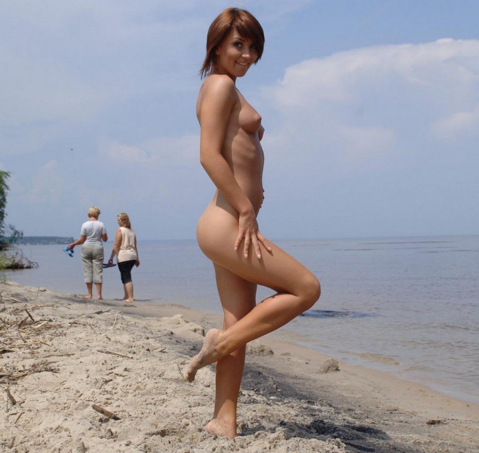 Обнажённые девушки на пляже