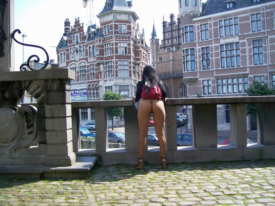 Оголила попку на улице