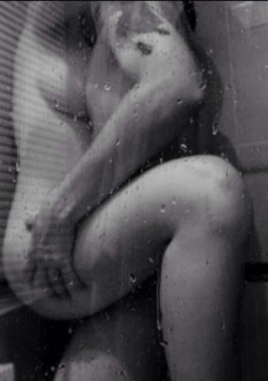 Эротические снимки в душе