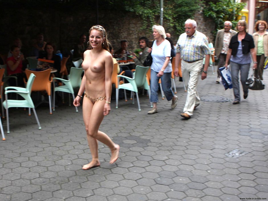 Оказалась голой на публике