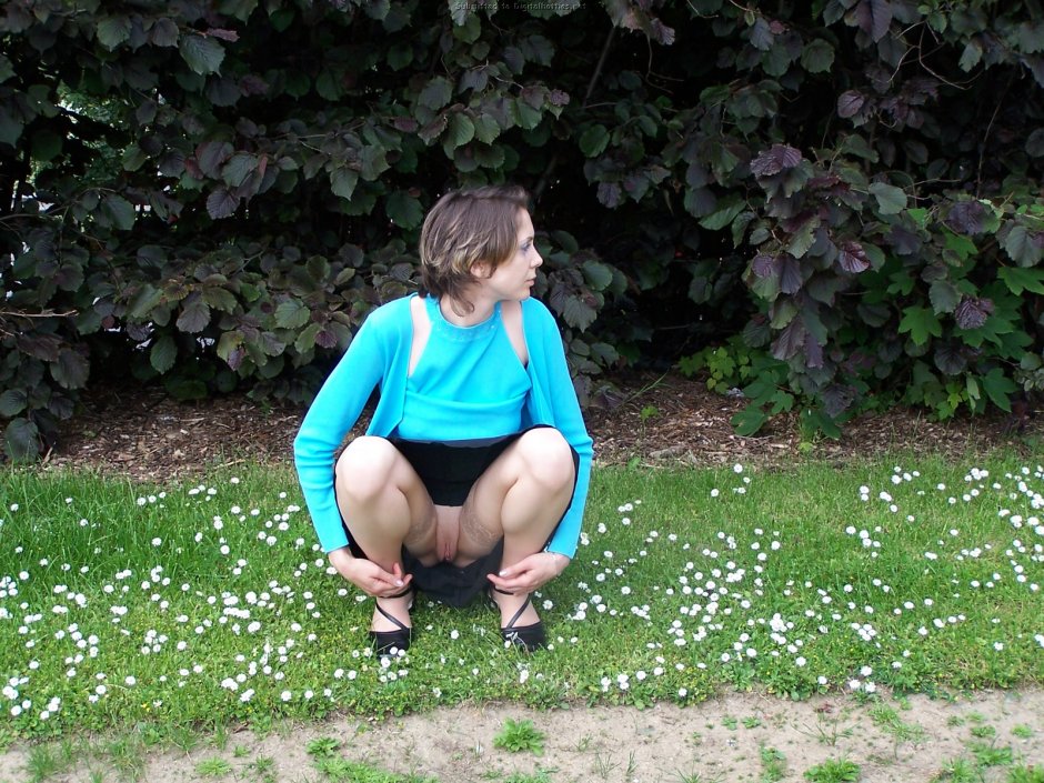 Девки в саду без трусов