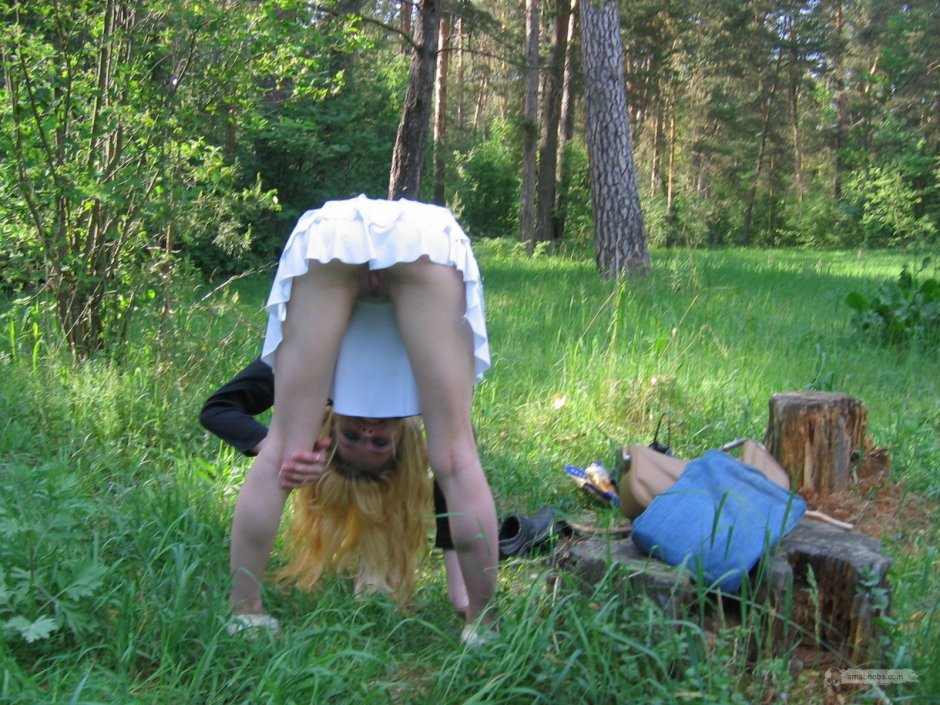 Спустила трусы в кустах