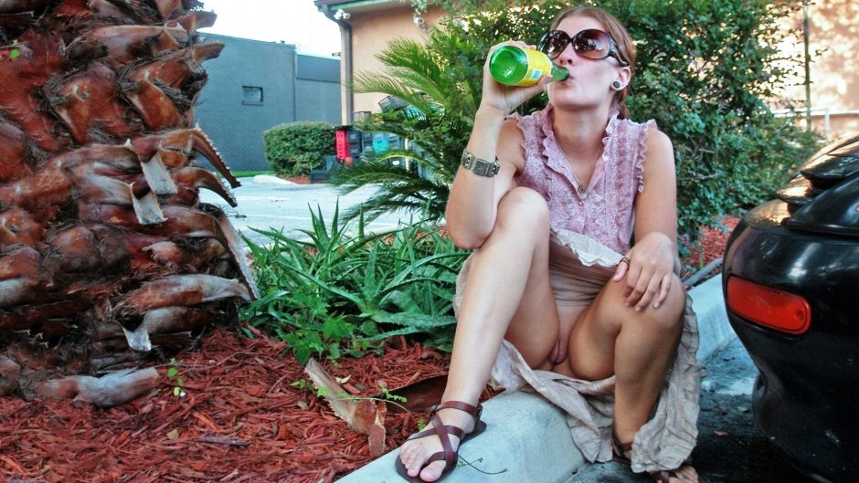 Женщина в саду без трусов