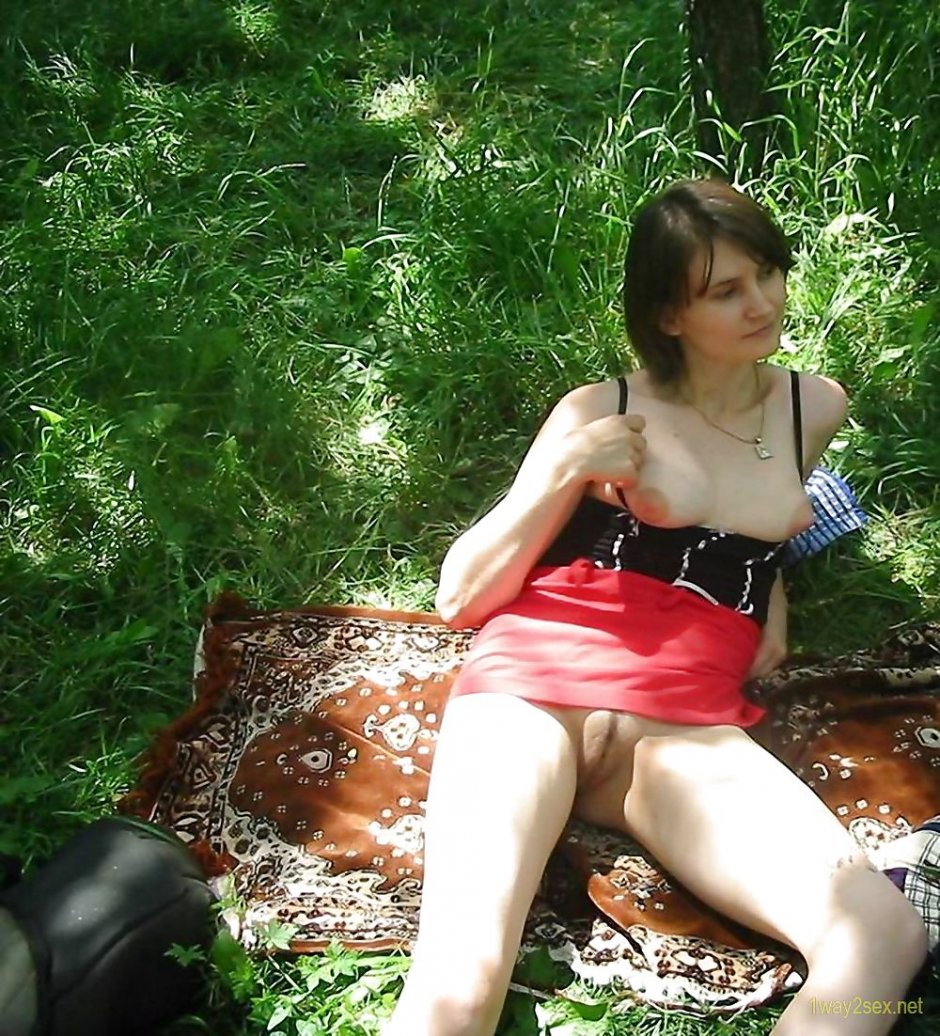 Жена без трусов на природе