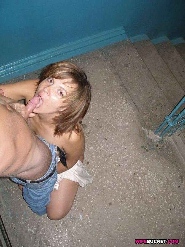 Девочка отсосала в подъезде