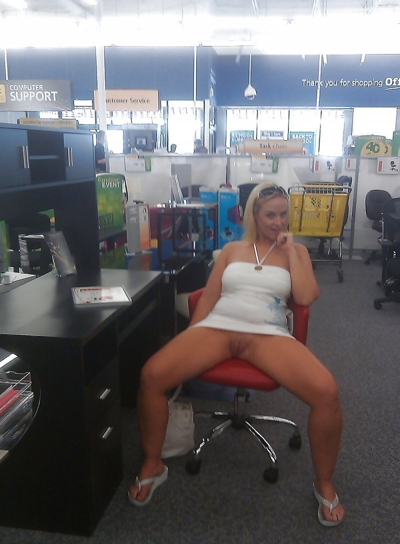 Коллега в чулках без трусиков