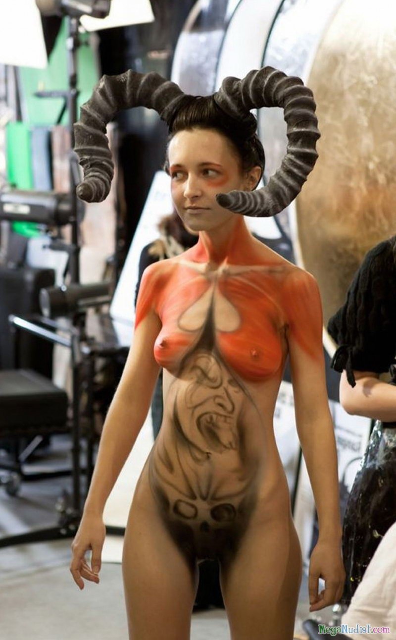 Разукрашенные голые люди