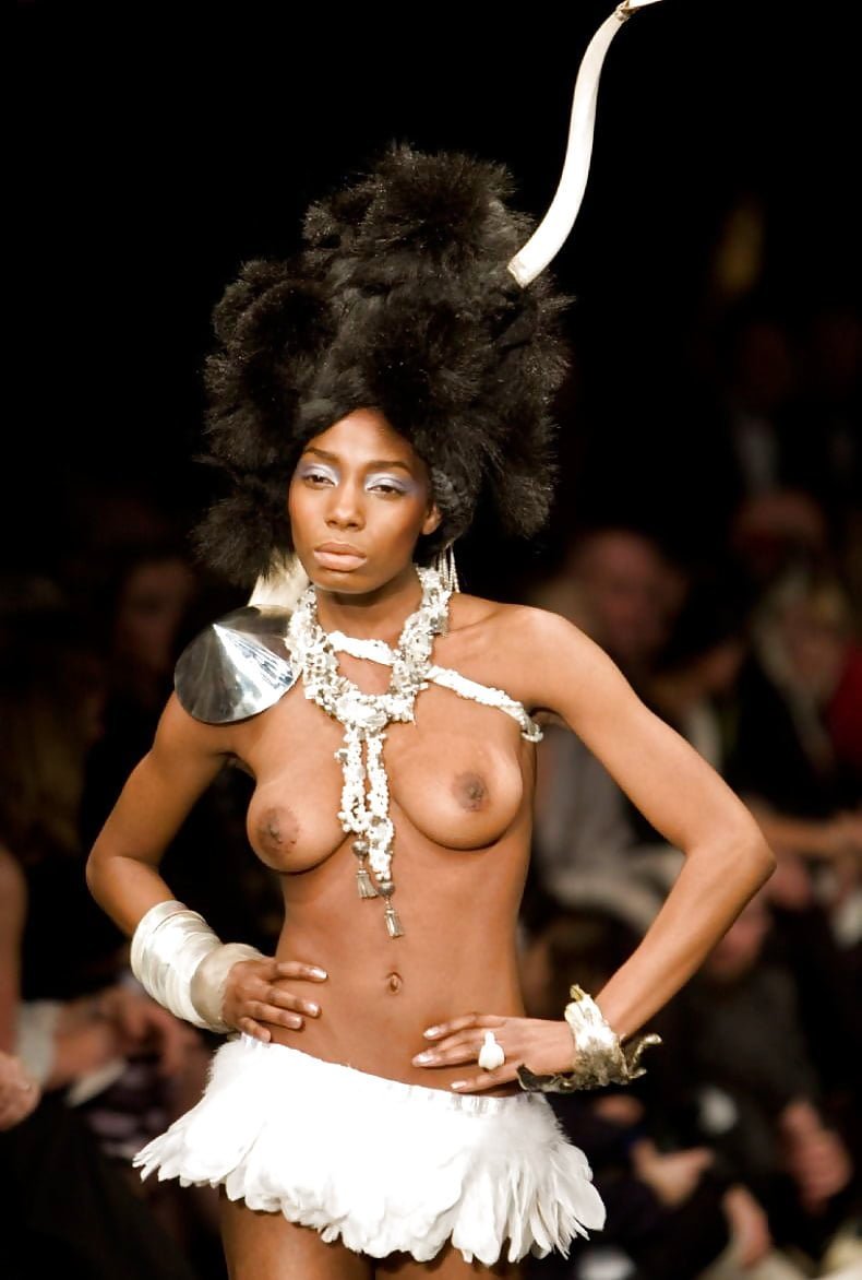 Alejandra Guilmant титьки подиум