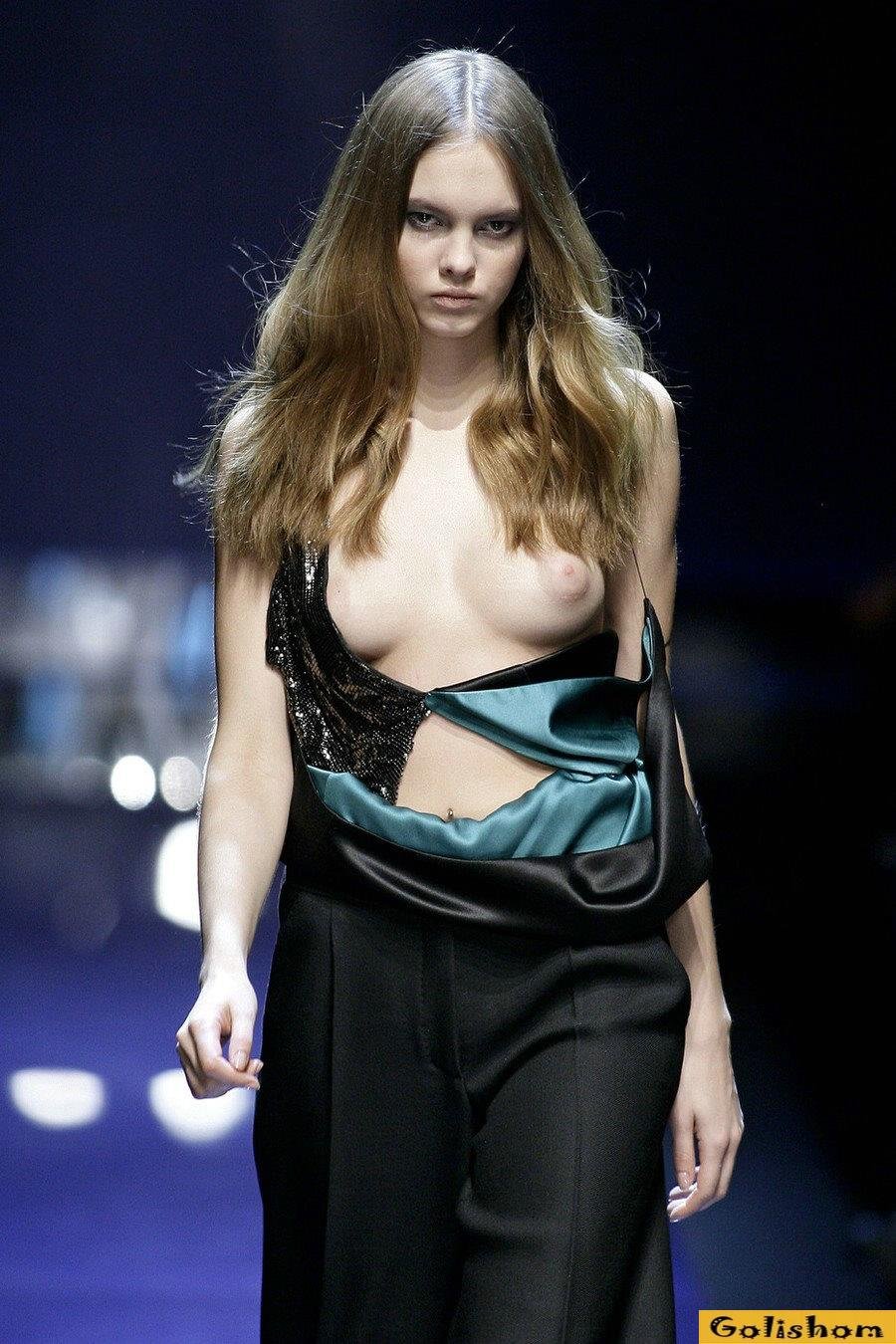 Каролина Куркова попа