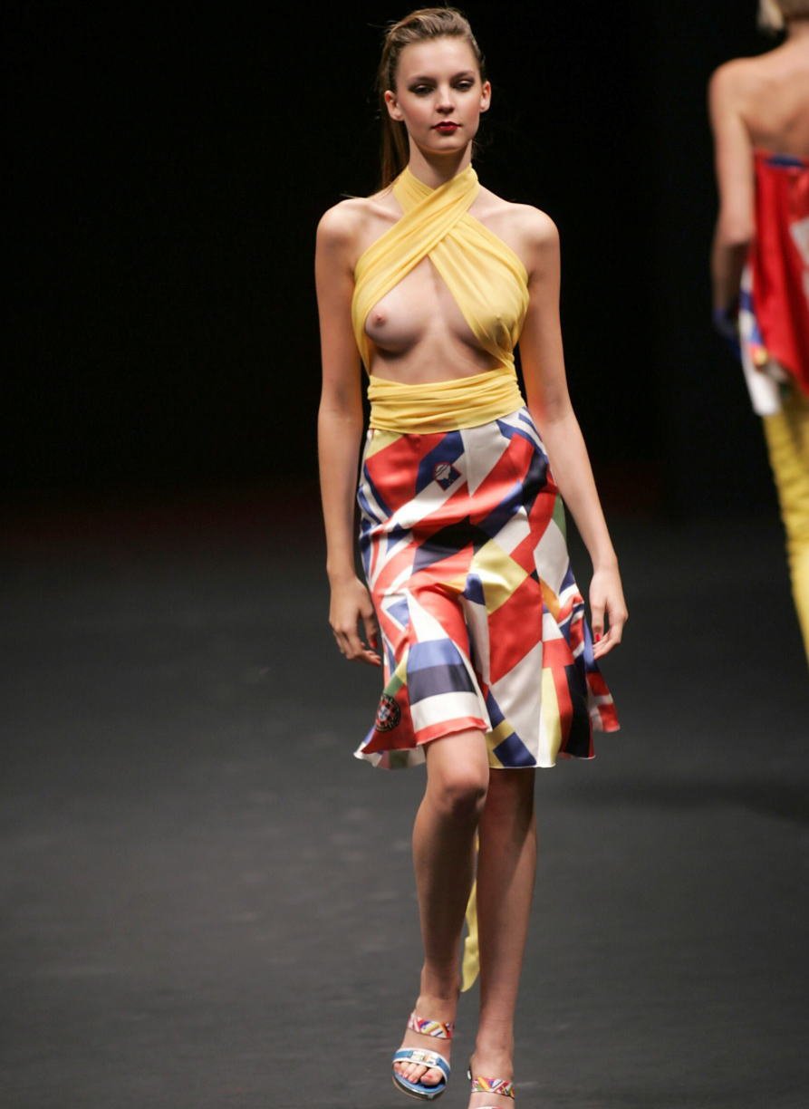 Модели на подиуме без трусов