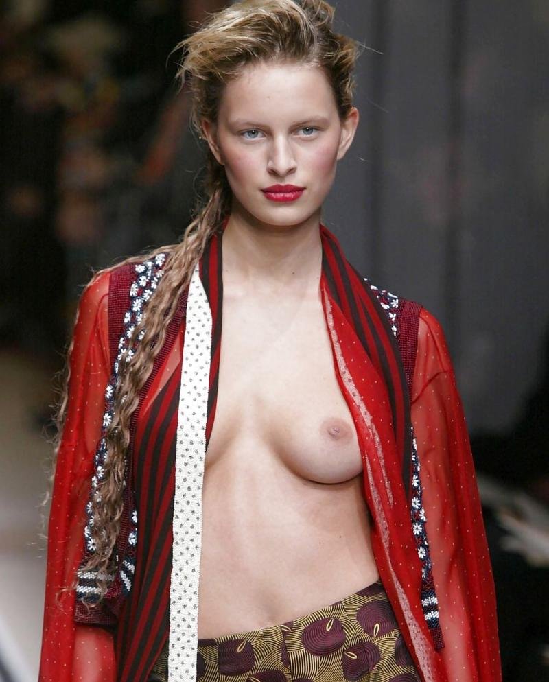 Показ Чарли Ле Минду ню