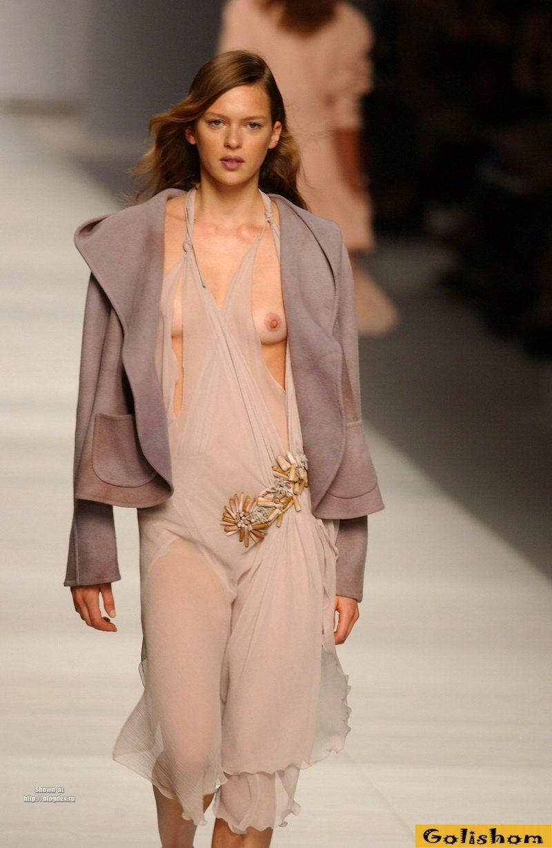 Модель засветила грудь