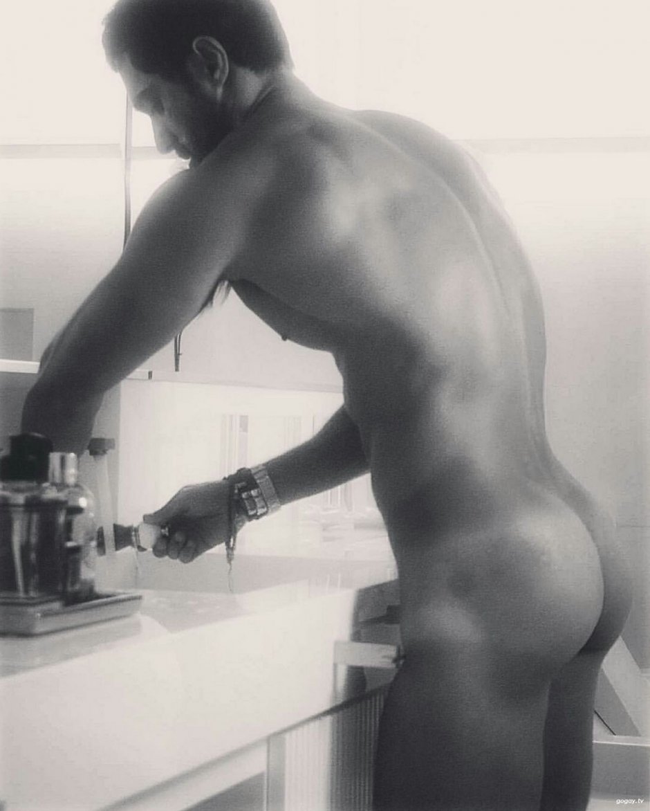 Голые попы красивых брюнеток