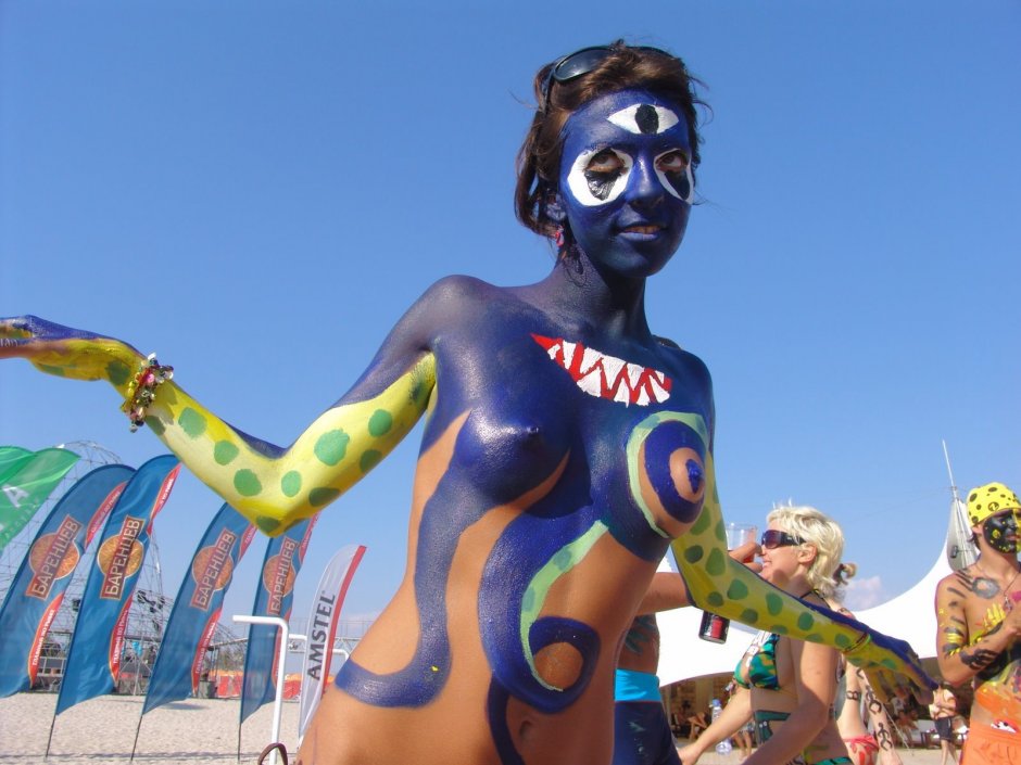 Бодиарт на теле девушек ню