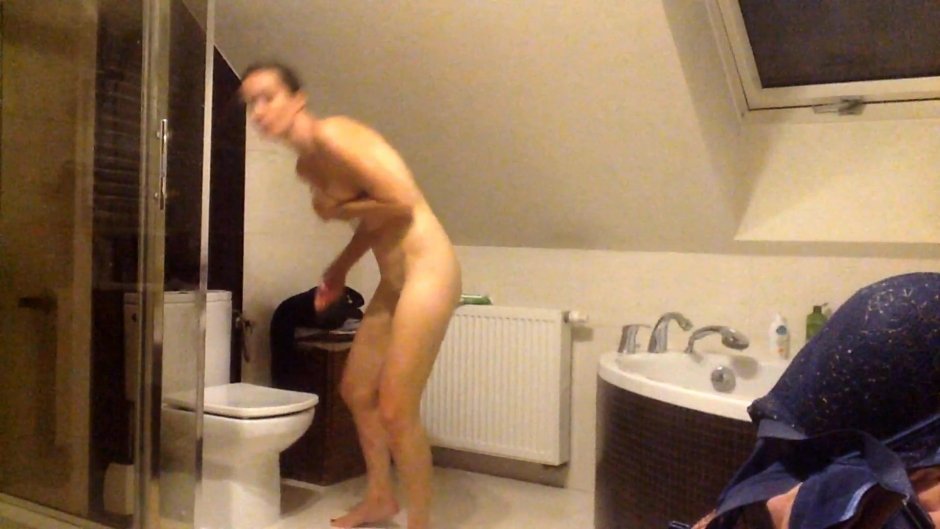 Мастурбация душем скрытая камера