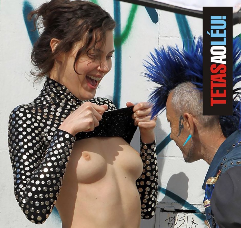 Сиськи выпали домашнее