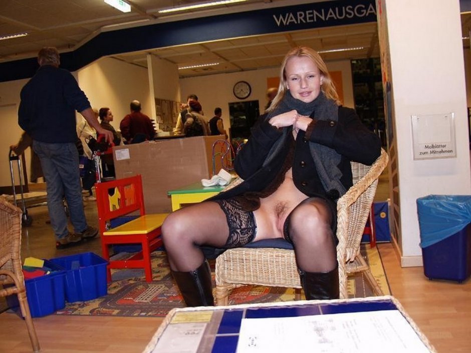 Зрелая в офисе без трусов