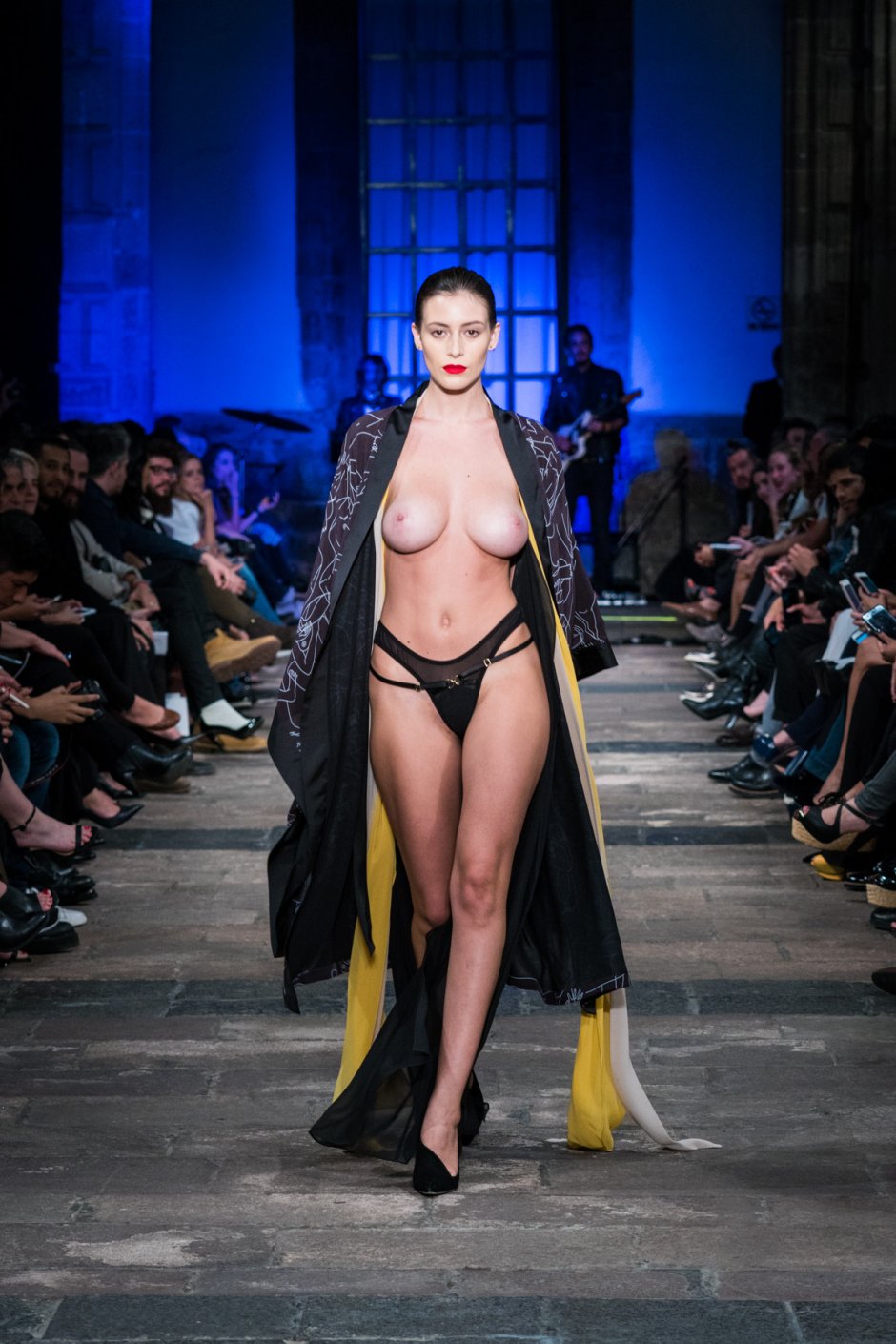 Голые фотомодели на показах