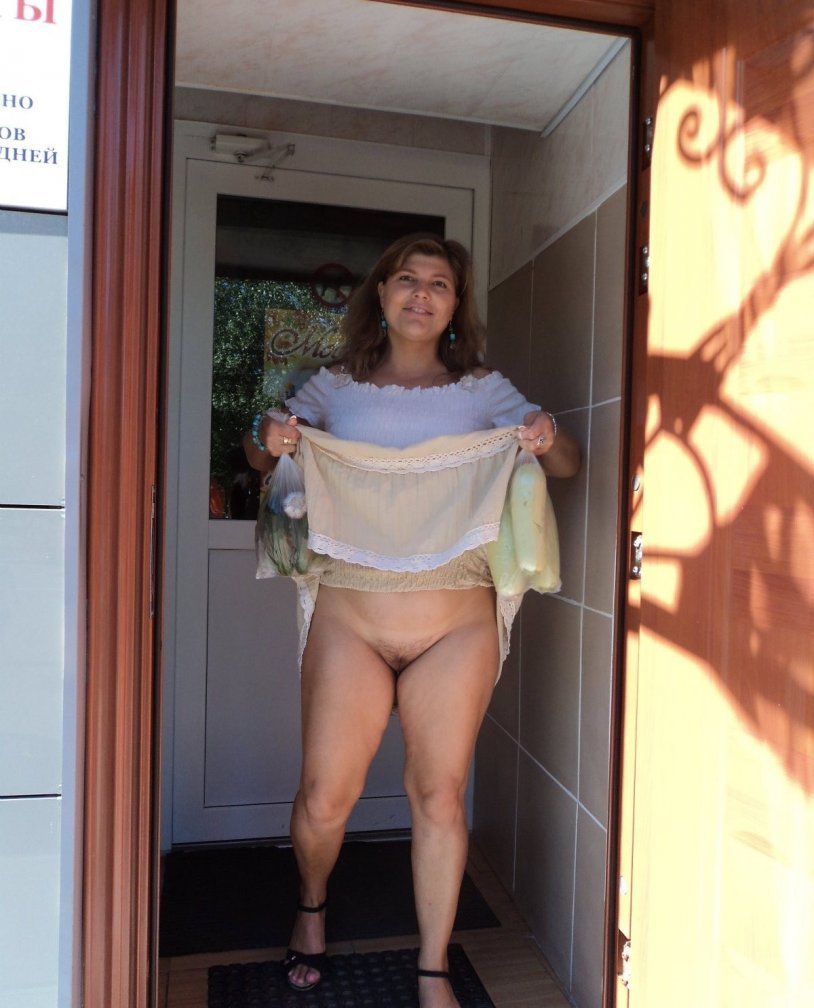 Под юбкой у толстых женщин без трусов