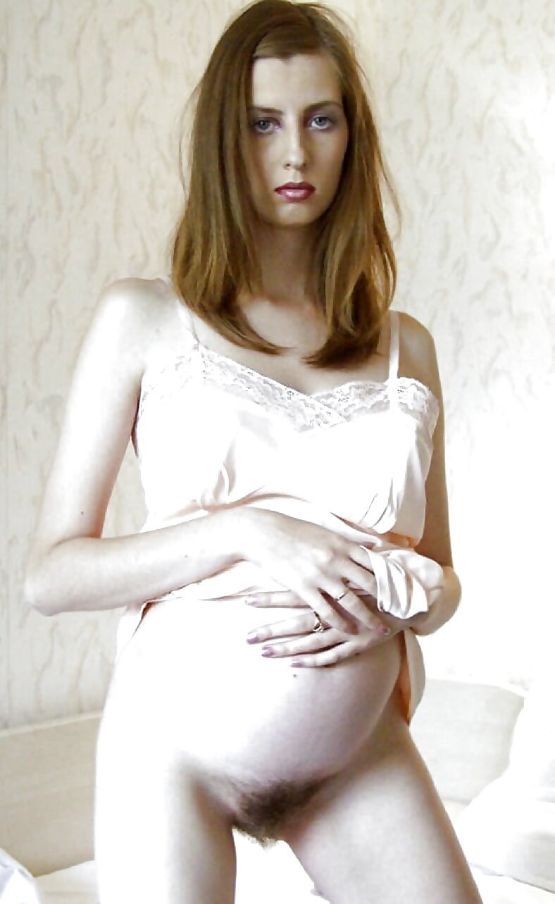 Красивая беременная без трусов