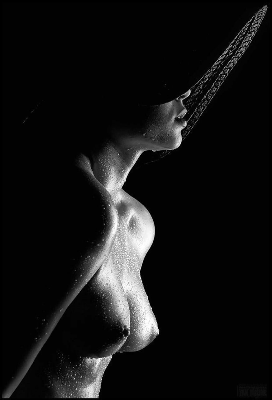 Красивая белая грудь голая