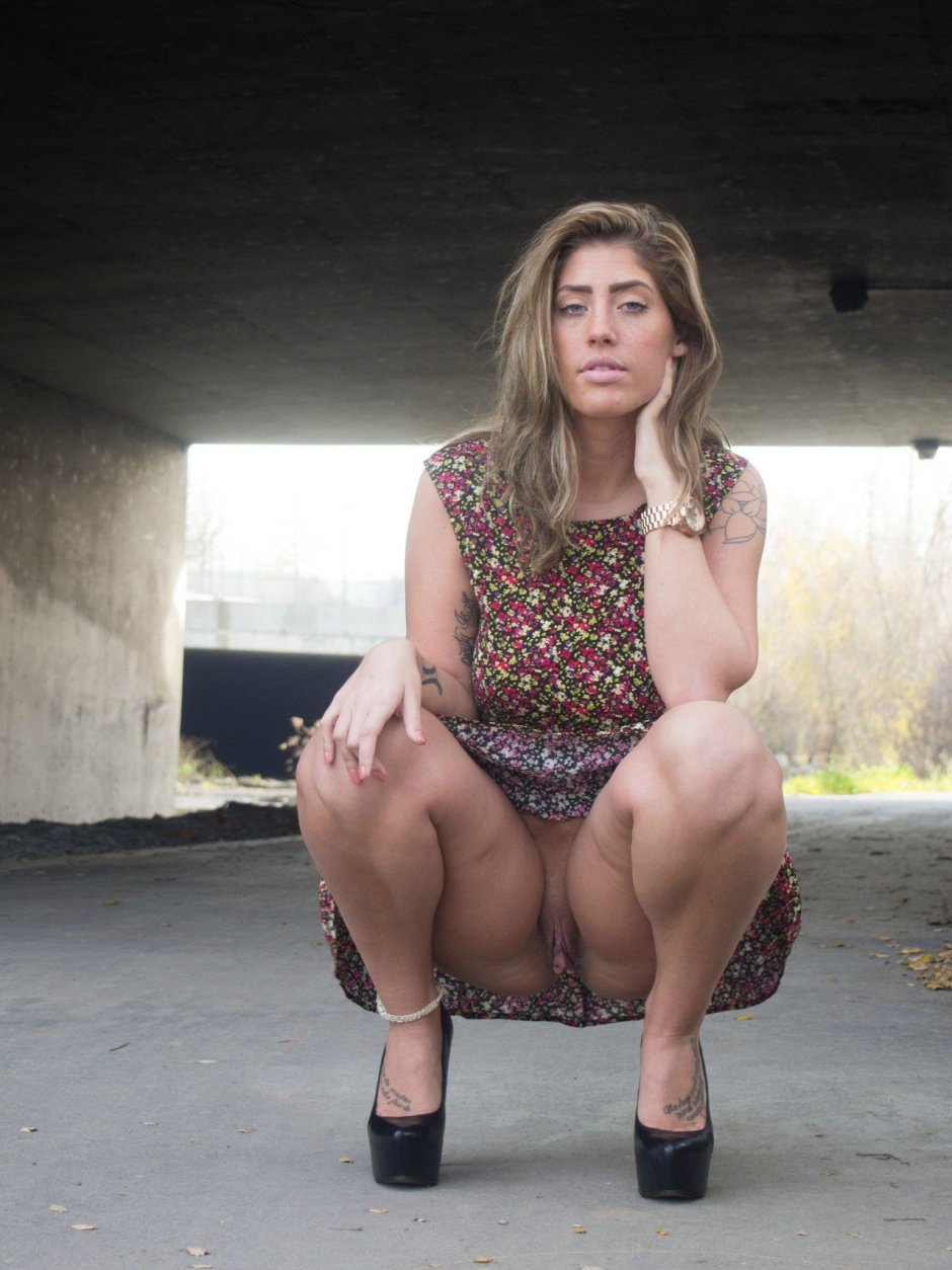 Пожилая женщина нагнулась без трусиков